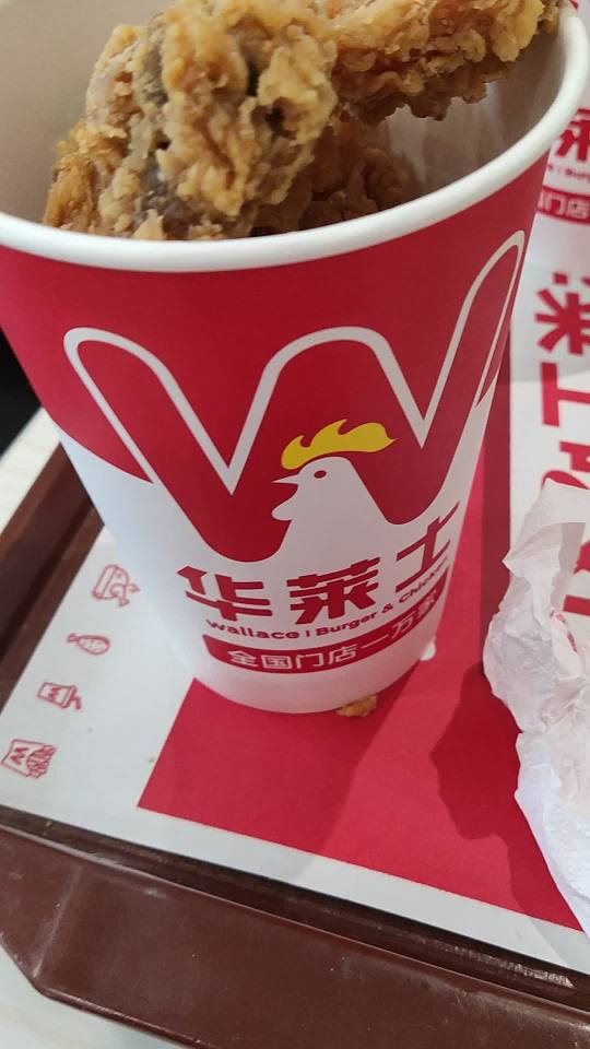 在华莱士点了一份韩式炸鸡桶肉是这样的正常吗