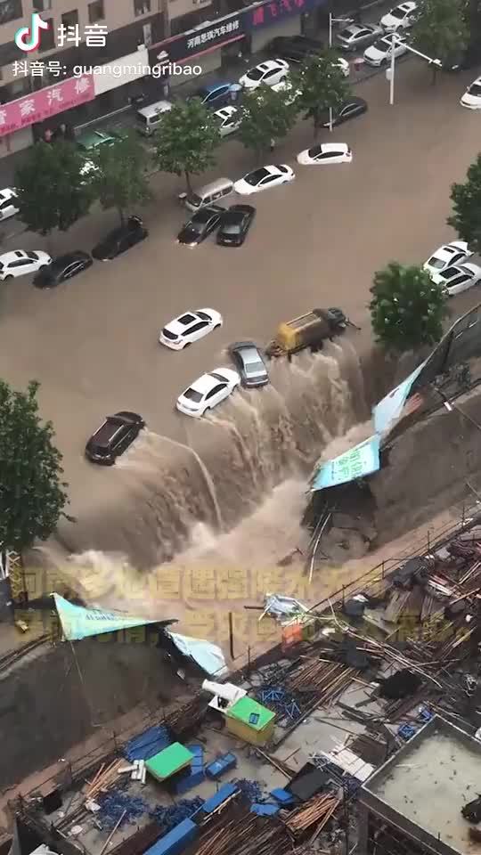 7月22日特大暴雨过后郑州京广路隧道排涝现场车辆堆积在一起