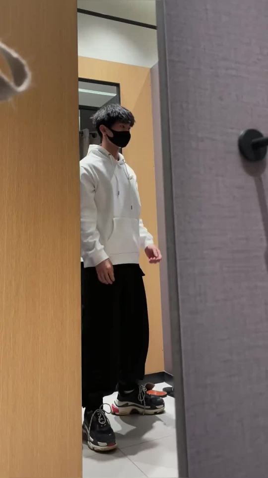 纯路人偷拍到一个换衣服的帅哥