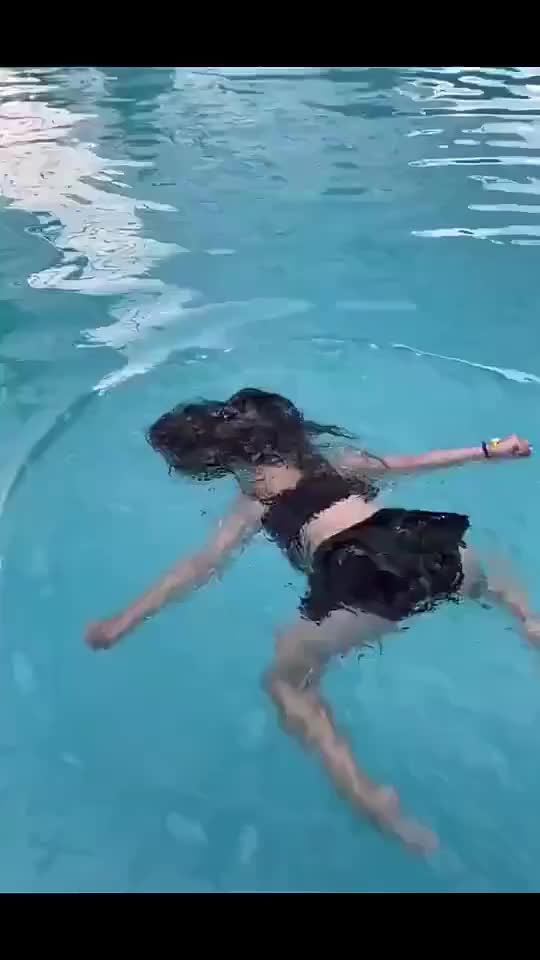 女朋友向我展示她的游泳技术我怎么看着像个憨憨呢