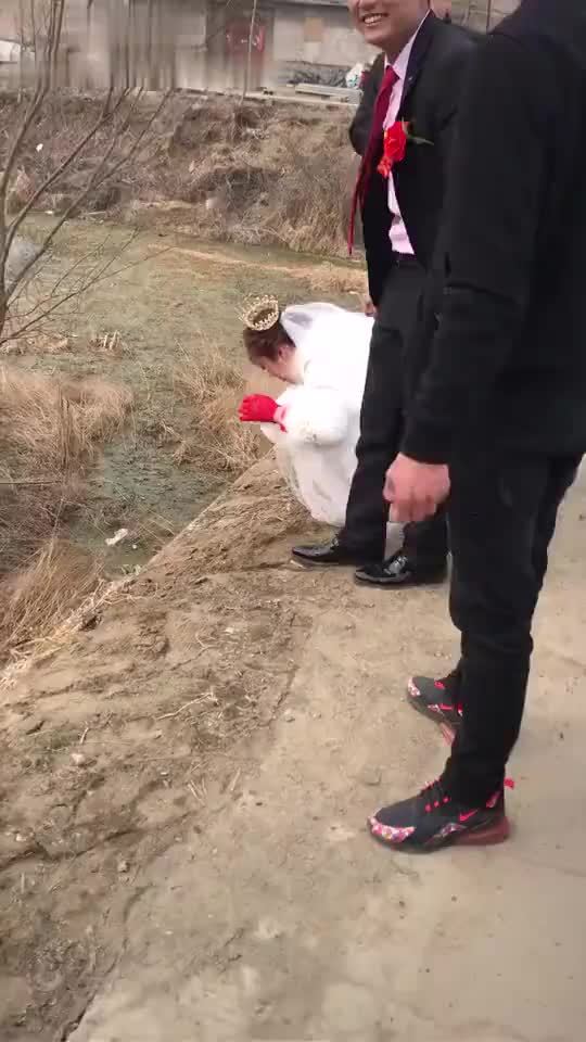 新娘在路边吐为什么评论区都怪怪的