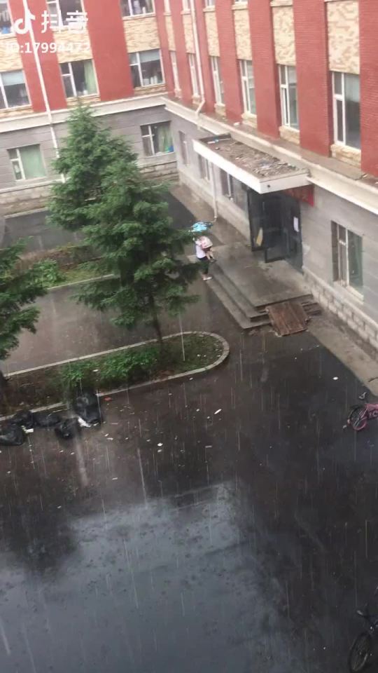 下雨天男朋友怕女票感冒送回宿舍别人家的男朋友没让我失望过