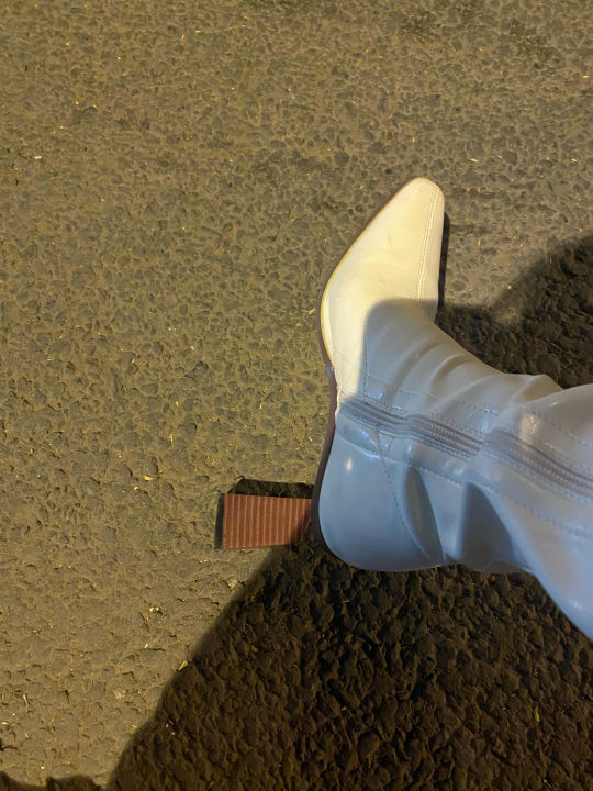 下班回家半路上高跟鞋鞋跟断了一路光脚走回家真是社会性sw