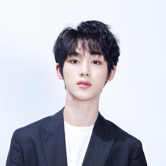 求时代少年团的证件照想夹手机壳里每个人的都想要可以吗