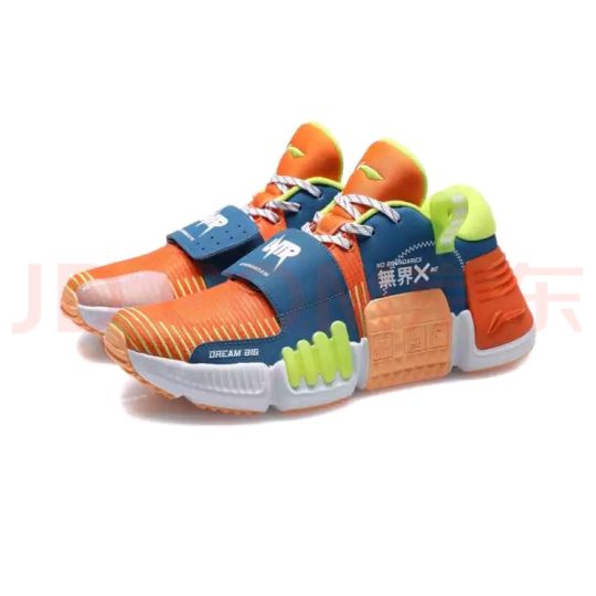 杨鸣脚上是双什么鞋右友们