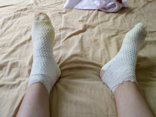 同志们千万不要脱鞋跑步