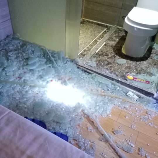 门突然垮了人还被玻璃弄到流了一地血想退房酒店前台说退不了怎么办