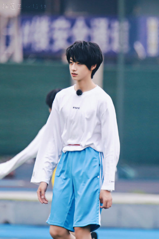 姐妹们想要朱志鑫在台风夏令营运动会的照片有无真的