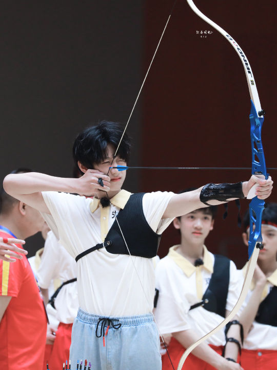 姐妹们想要朱志鑫在台风夏令营运动会的照片有无真的是我梦的开始当时