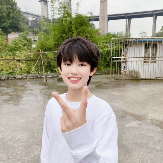 把张极哪张照片惊艳过