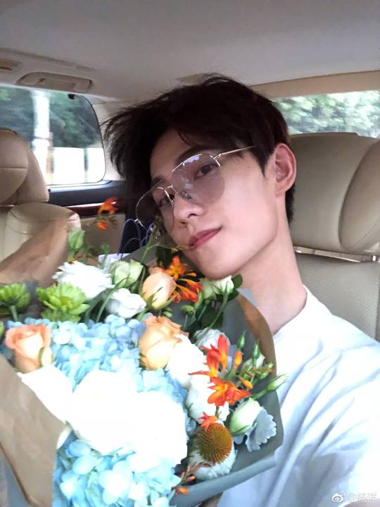 求杨洋抱花图片类似于以下这种也太好看了吧