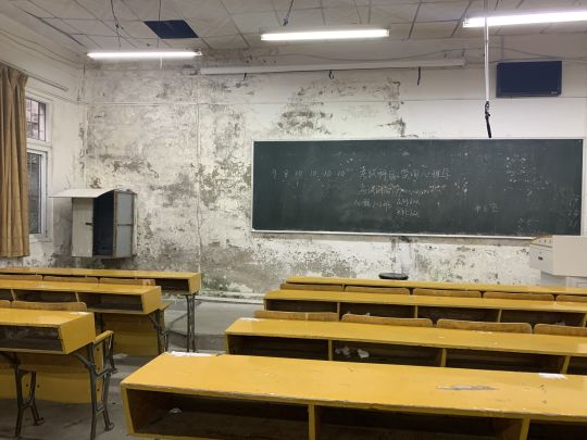 挑战最破大学教室有没有比我这更离谱的臭臭们没有空调蚊子还贼多