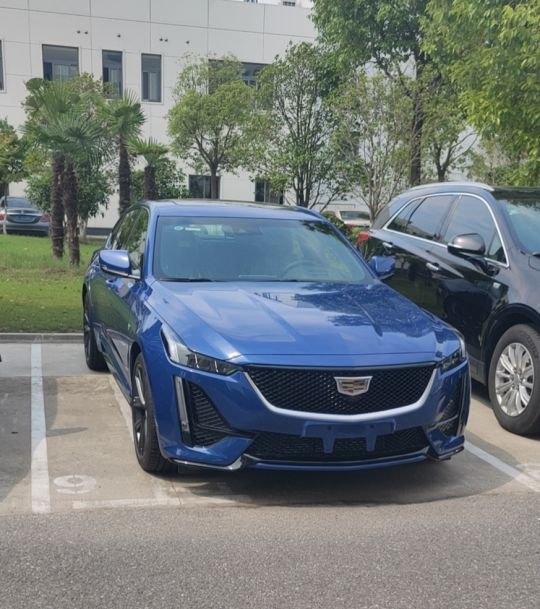 兄弟们我提车了ct5的铂金运动版真的好开才开第一天就有小姐姐想加我