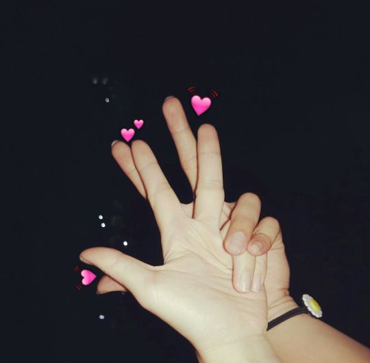 最新情侣手势拍照姿势赶紧get起来吧